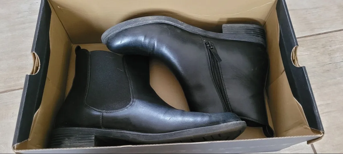 Black boots - Image 1