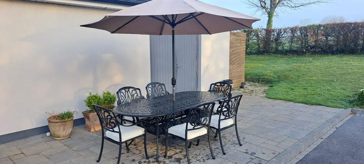 Hartman 6-piece patio dining sets with a parasol - Image 1