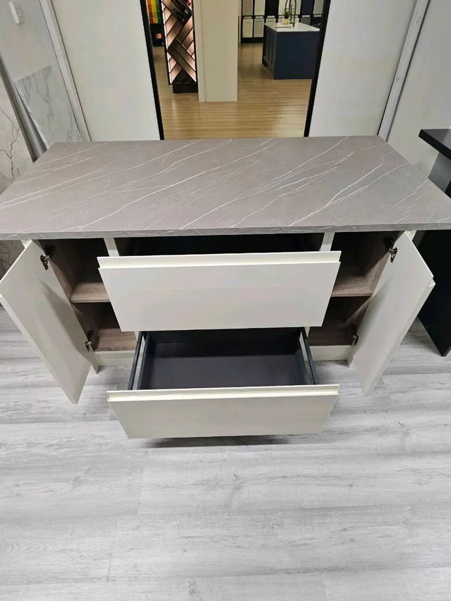 Kitchen islands - Image 1