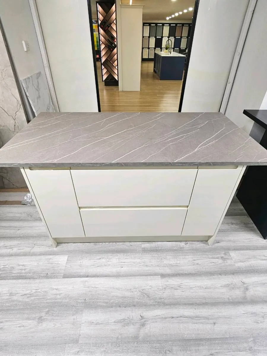 Kitchen islands - Image 2