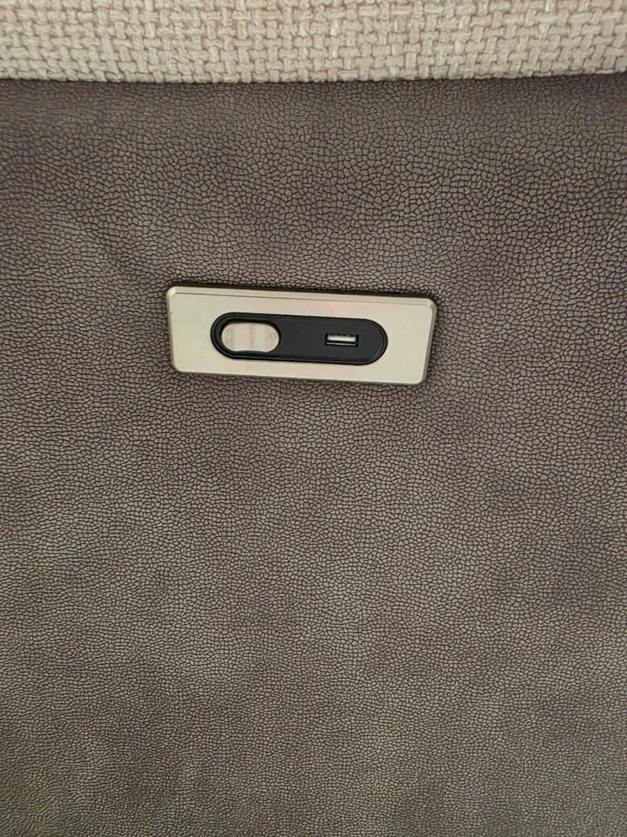 🟤3 SEATER ELECTRIC RECLINER 6 MONTHS OLD🟤 - Image 4