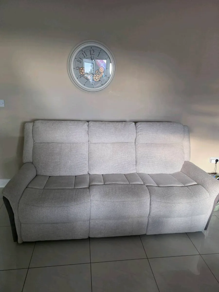 🟤3 SEATER ELECTRIC RECLINER 6 MONTHS OLD🟤 - Image 1