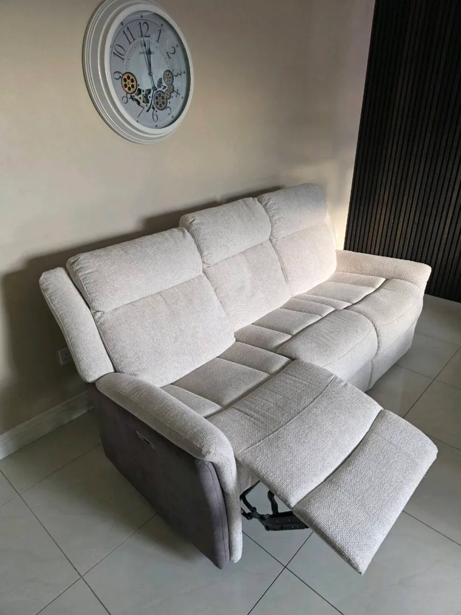 🟤3 SEATER ELECTRIC RECLINER 6 MONTHS OLD🟤 - Image 3