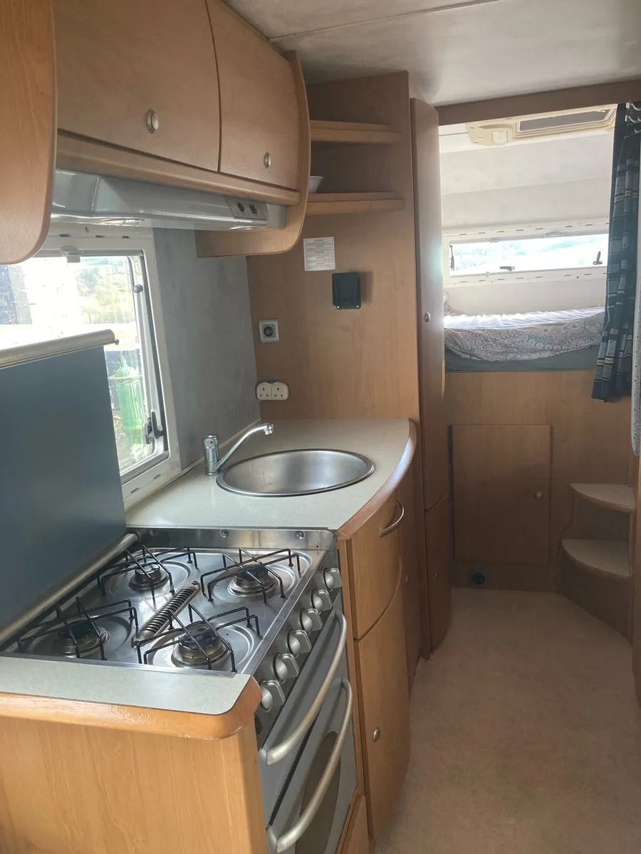 Ford Kentucky Motorhome. 6 berth. - Image 4