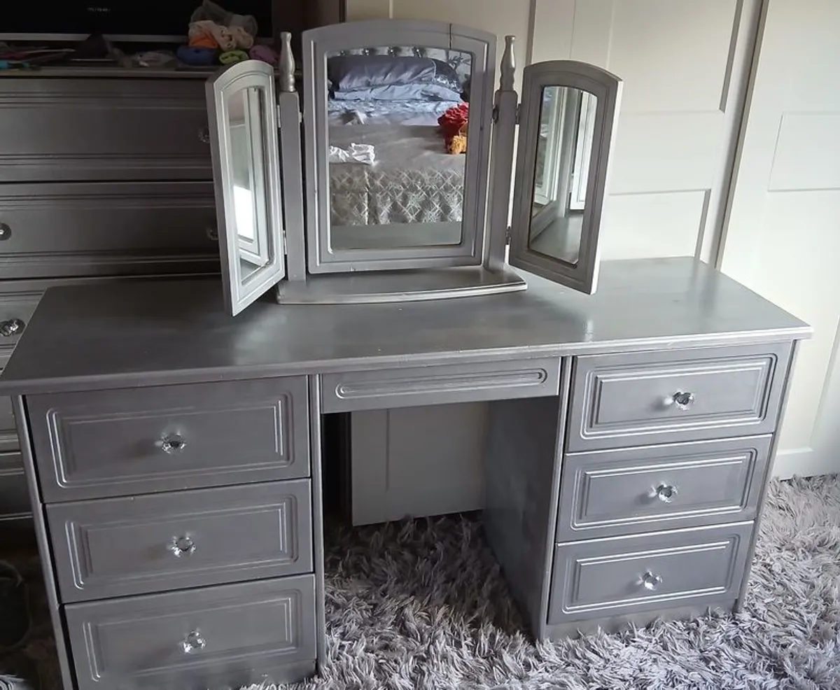 bedroom furniture - Image 1