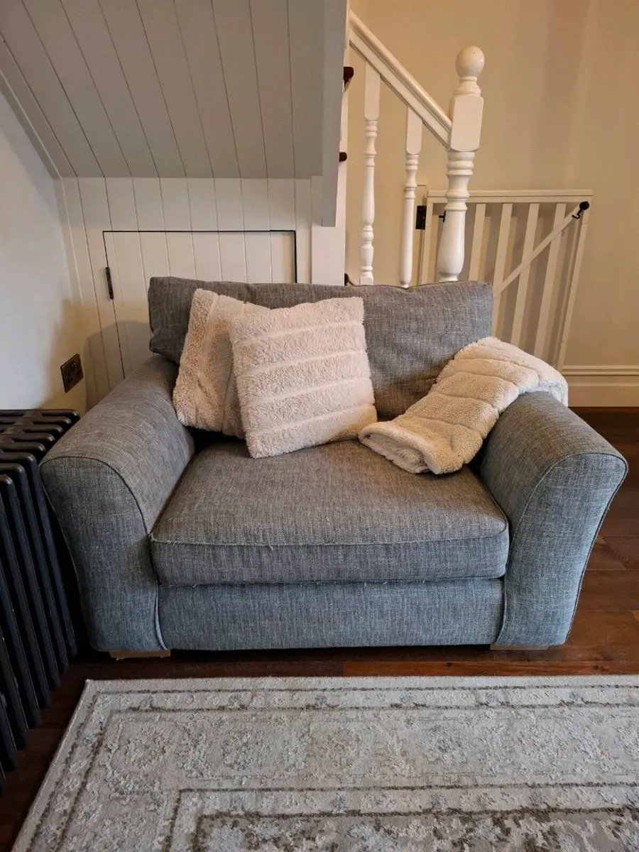 Suite of furniture - Image 1