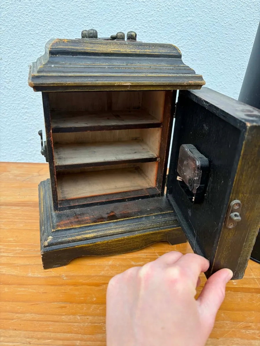 Clock  & turf bucket €10 each - Image 4