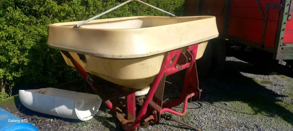 Fertilizer spreader - Image 1