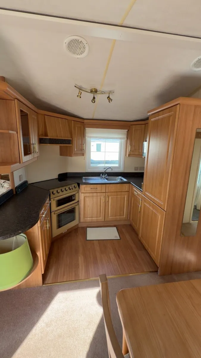 Willerby Granada 33 x 12 / 2 Bed (Winter Pk) - Image 2