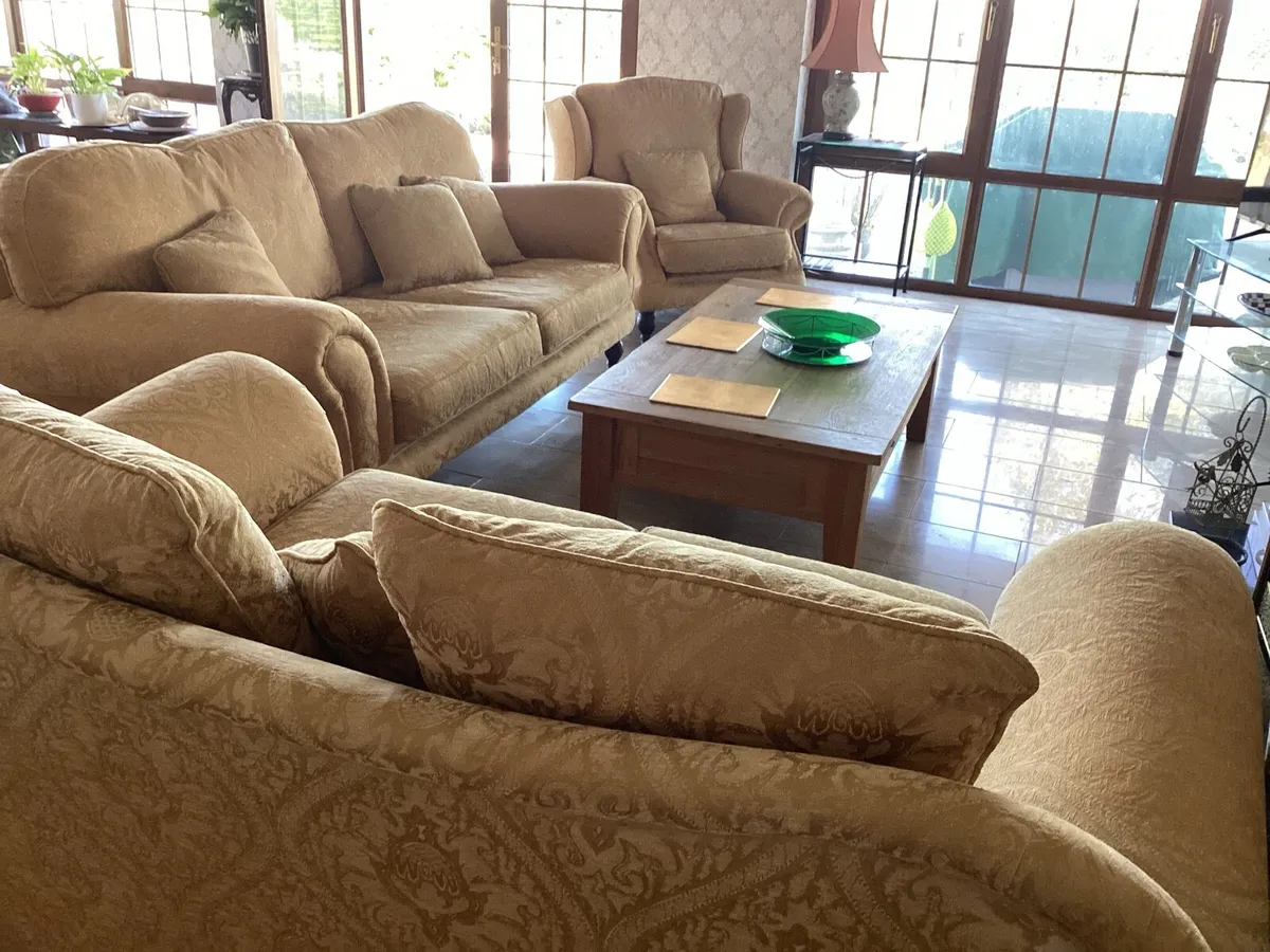 Three piece suite - Image 4