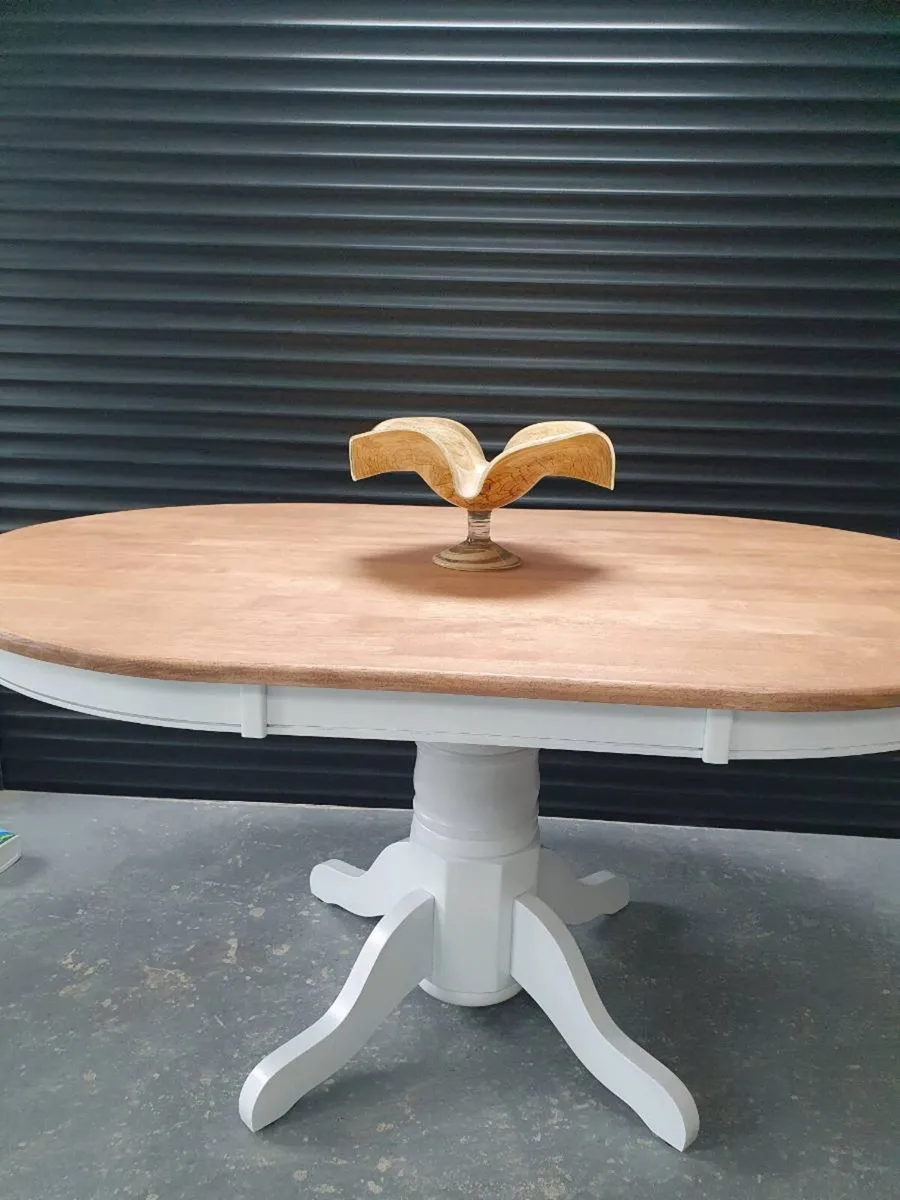 6 seater solid oak dining table - Image 1