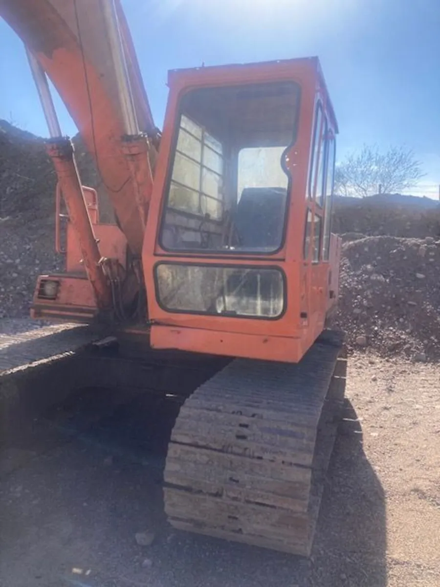 Hitachi Excavators UH63 - Image 2