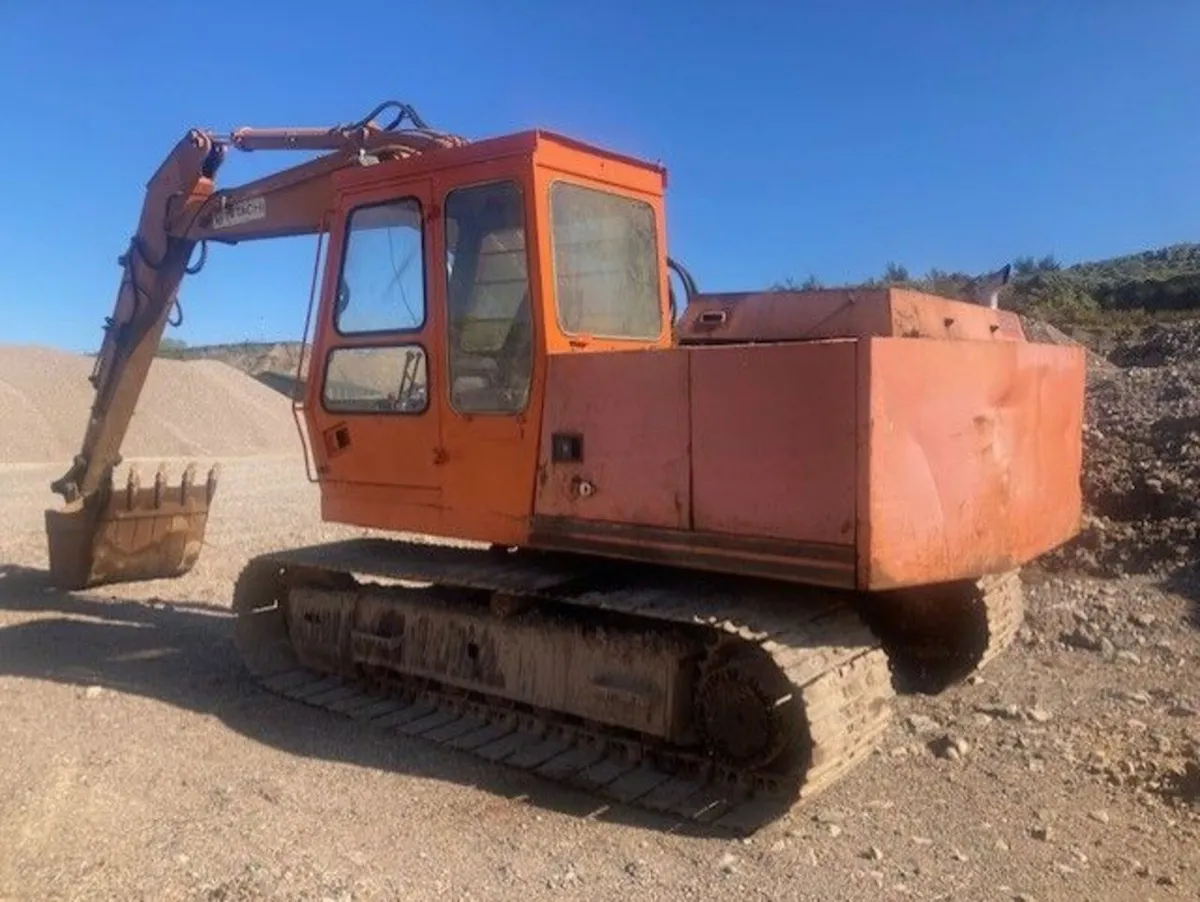 Hitachi Excavators UH63 - Image 3