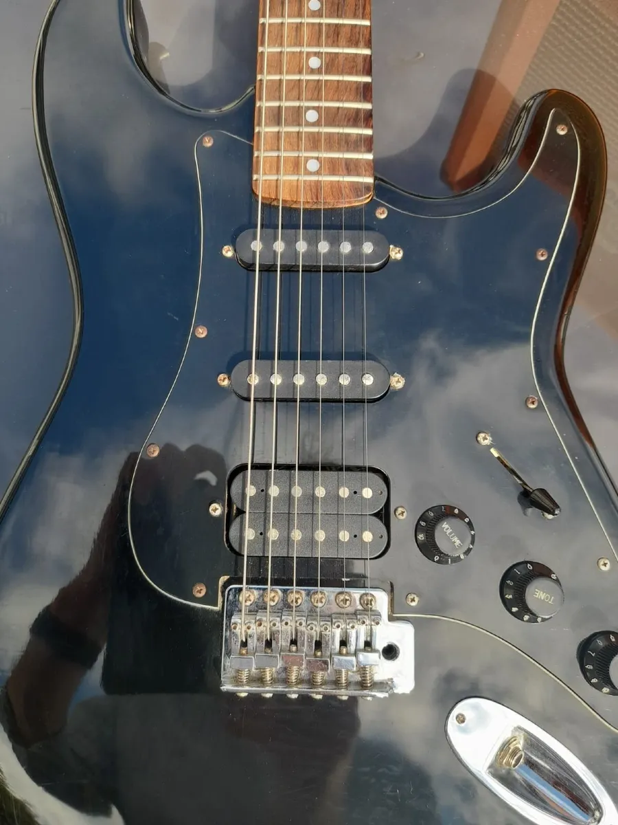 Electric guitar and amplifier - Image 2