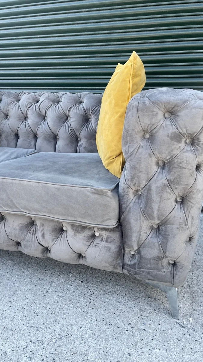 Beautiful chesterfield sofa - Image 2