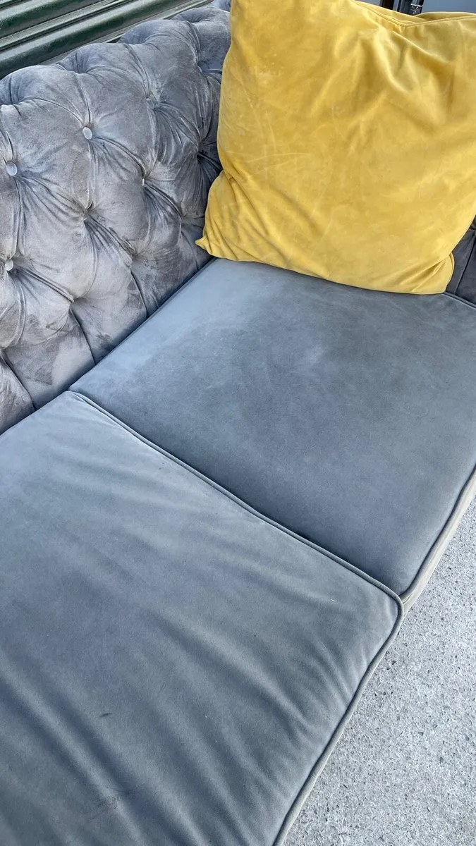 Beautiful chesterfield sofa - Image 3
