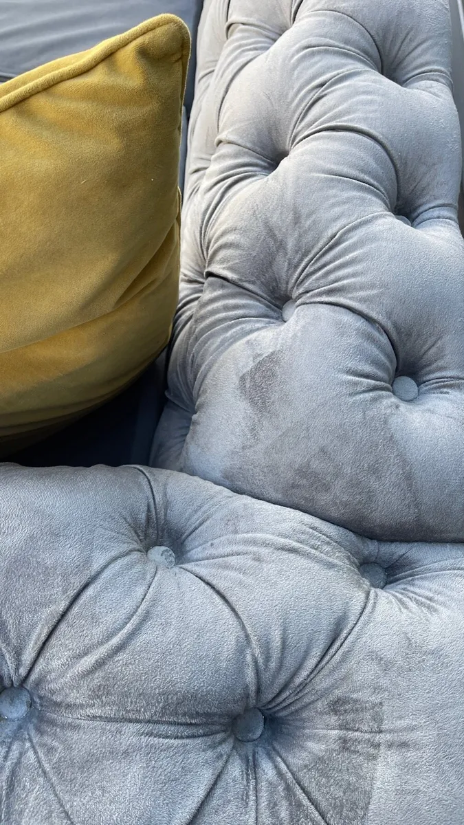 Beautiful chesterfield sofa - Image 4