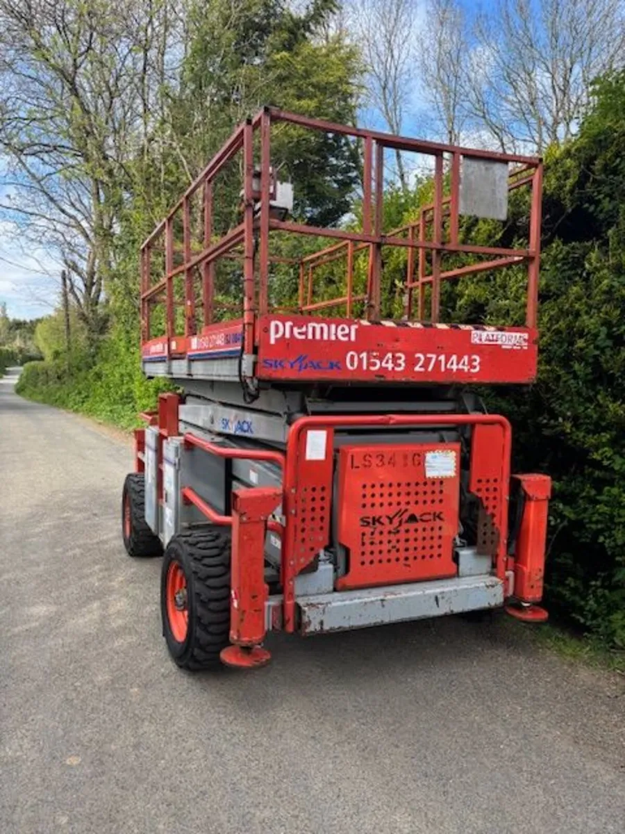 Diesel Scissor Lift - Image 3