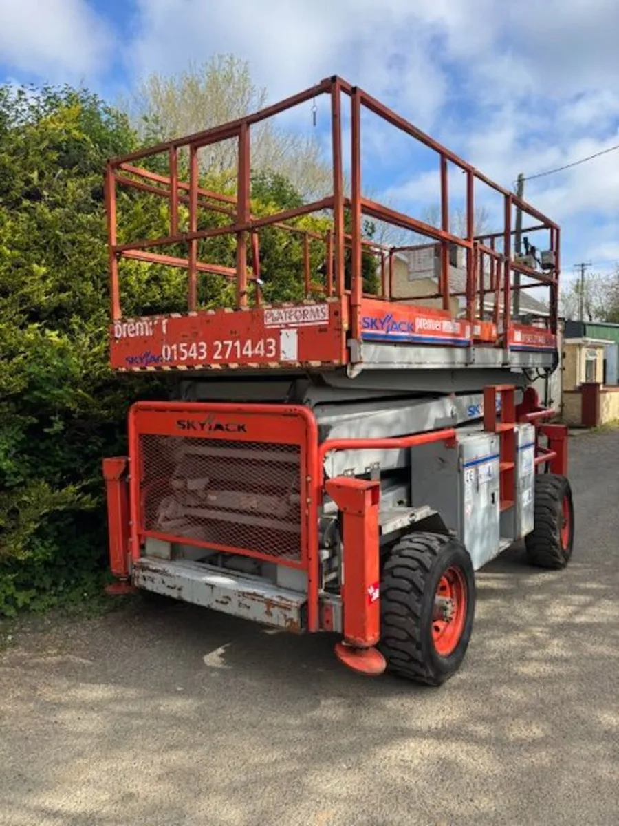 Diesel Scissor Lift - Image 4