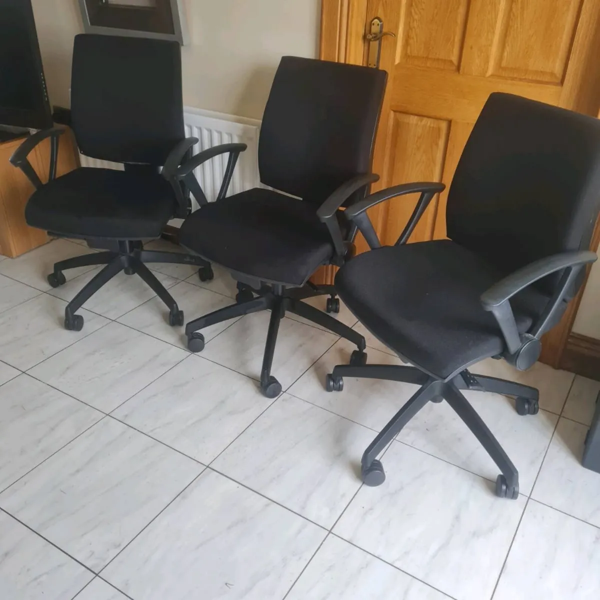 Black office chairs - Image 1