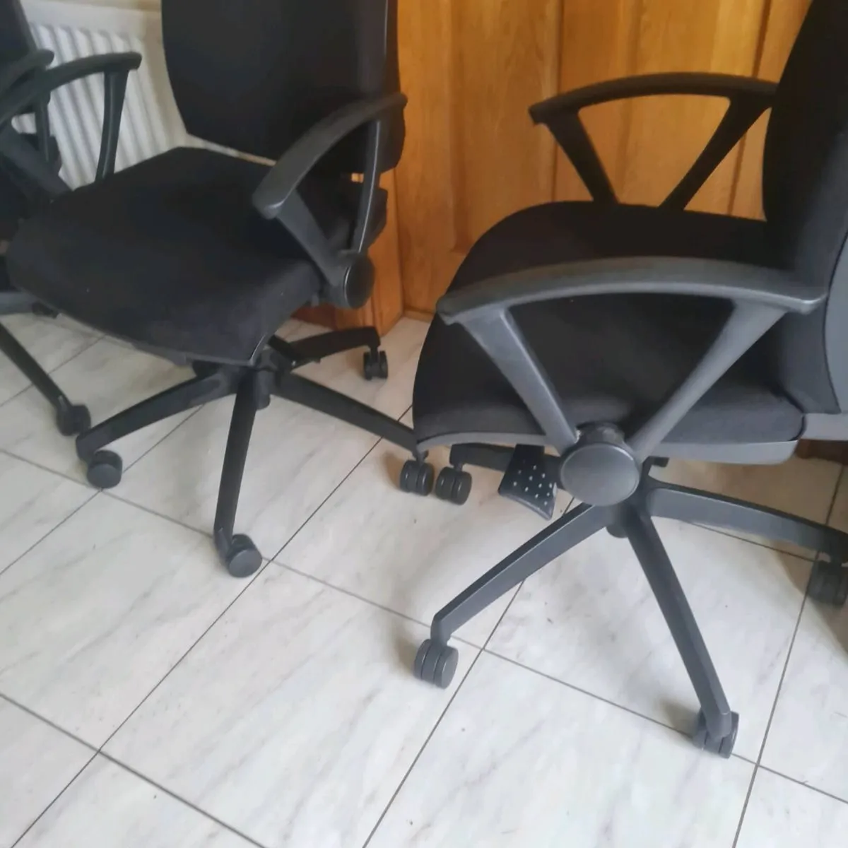 Black office chairs - Image 2