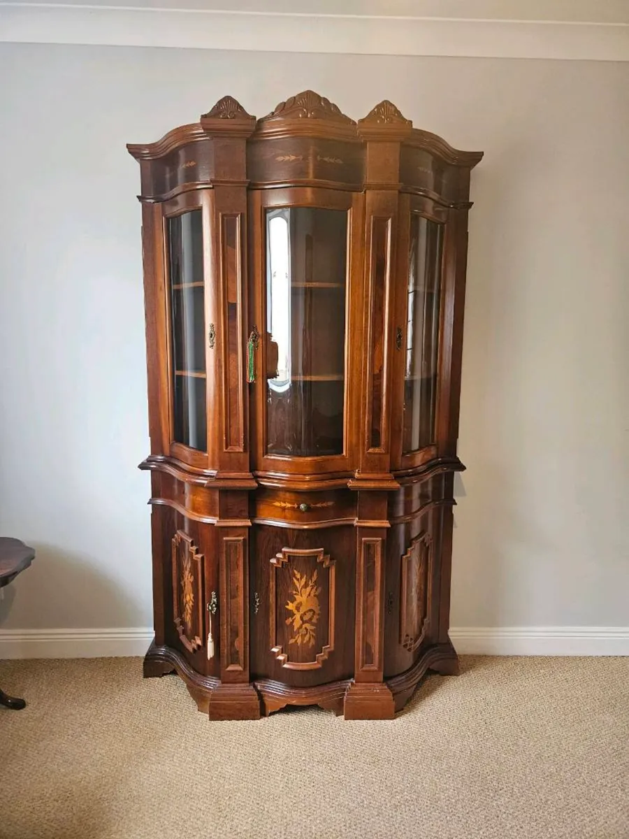 Dining room table, 6 chairs and display cabinet - Image 3