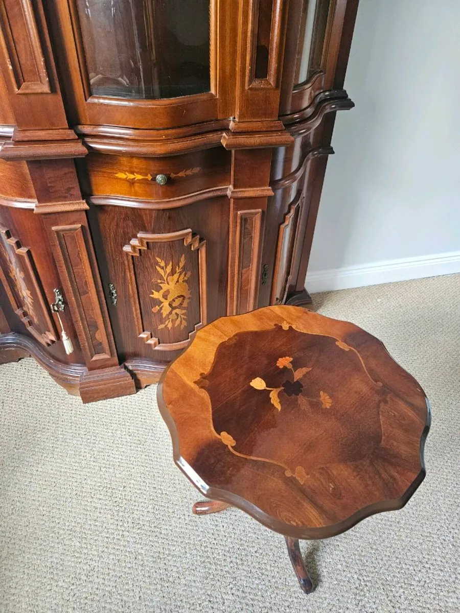 Dining room table, 6 chairs and display cabinet - Image 4