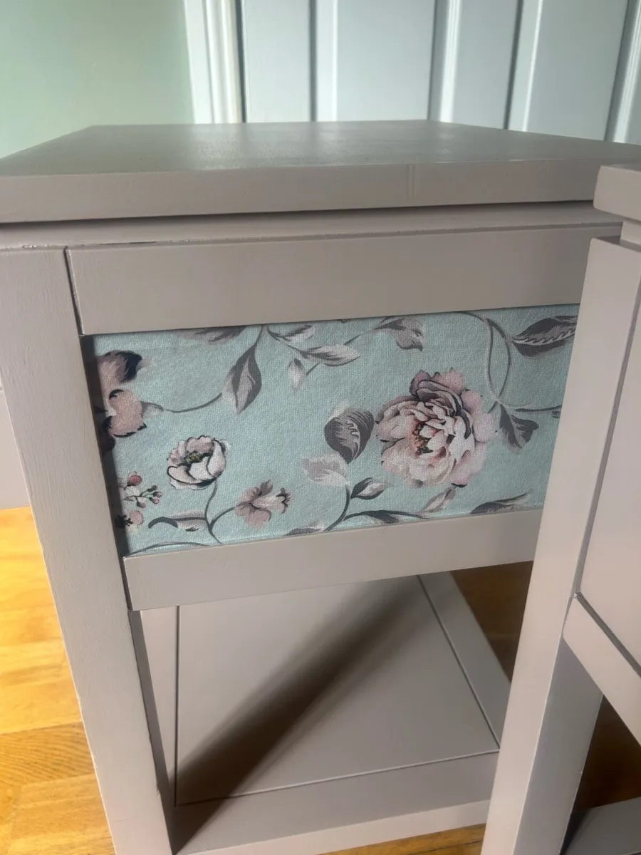 Pair of bedside lockers - Image 2