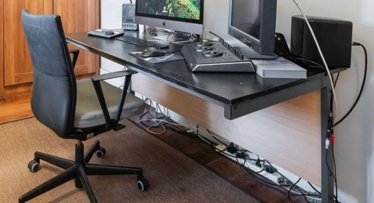 Office desk - Image 1