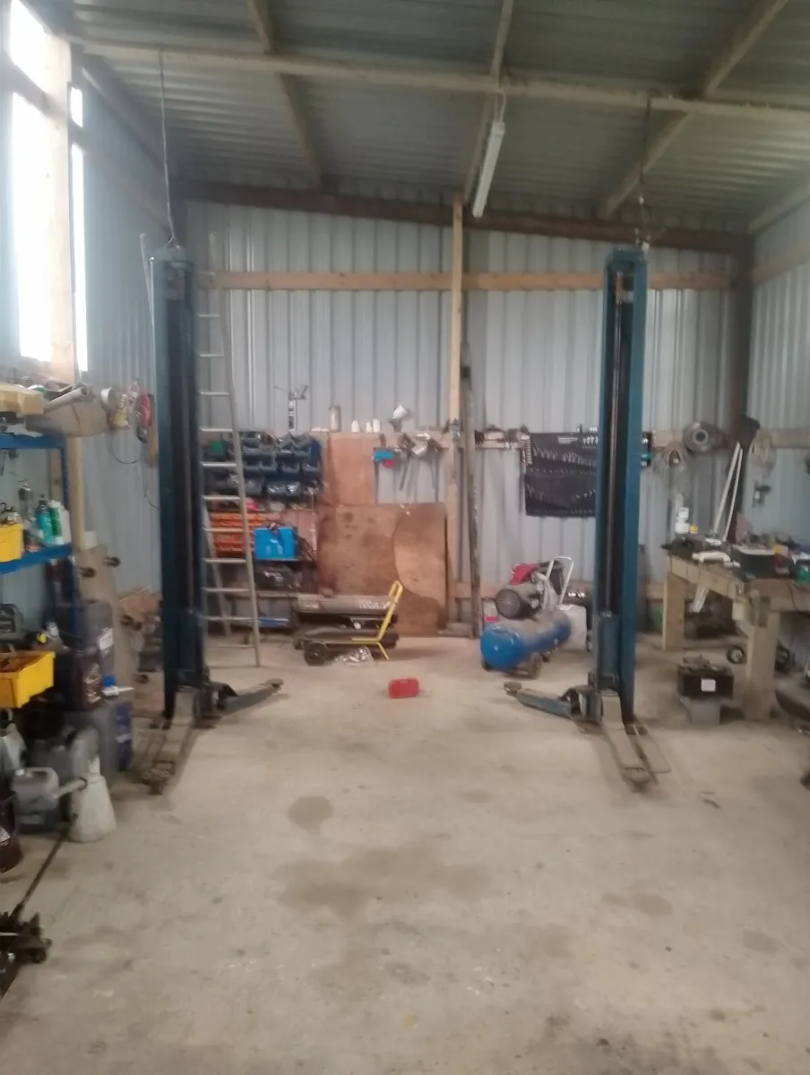 Two post lift - Image 1