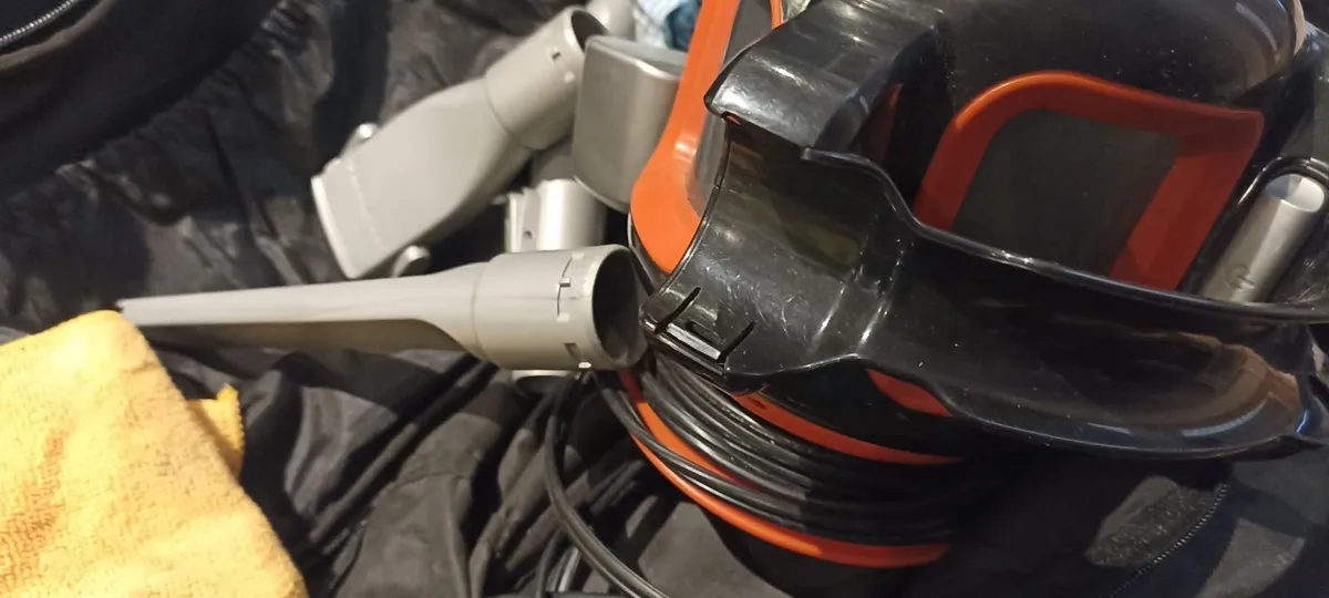 Black & Decker Flexi Auto Dustbuster. - Image 1