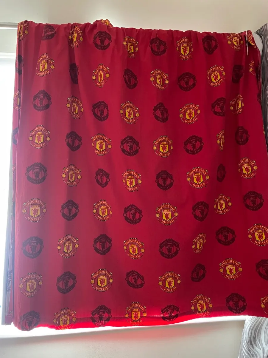 Manchester United Curtains 66 by 54 drop - Image 1