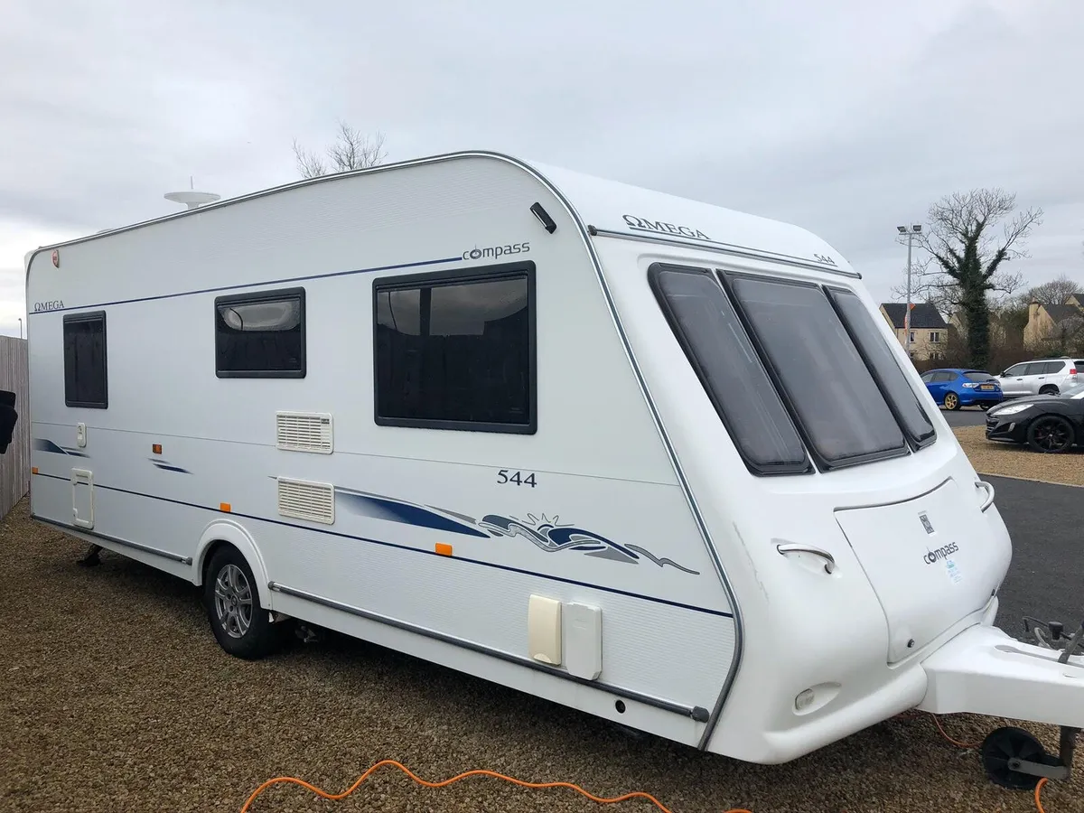 Compass 4/5 berth fixed bed & remote mover & Awnin - Image 2