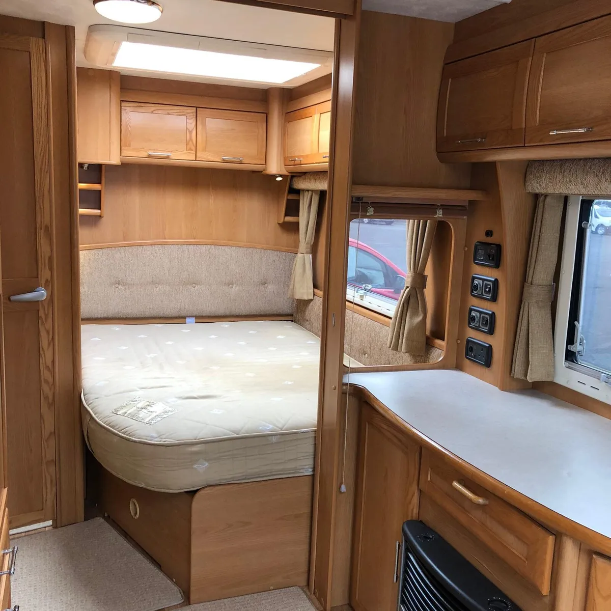 Compass 4/5 berth fixed bed & remote mover & Awnin - Image 4