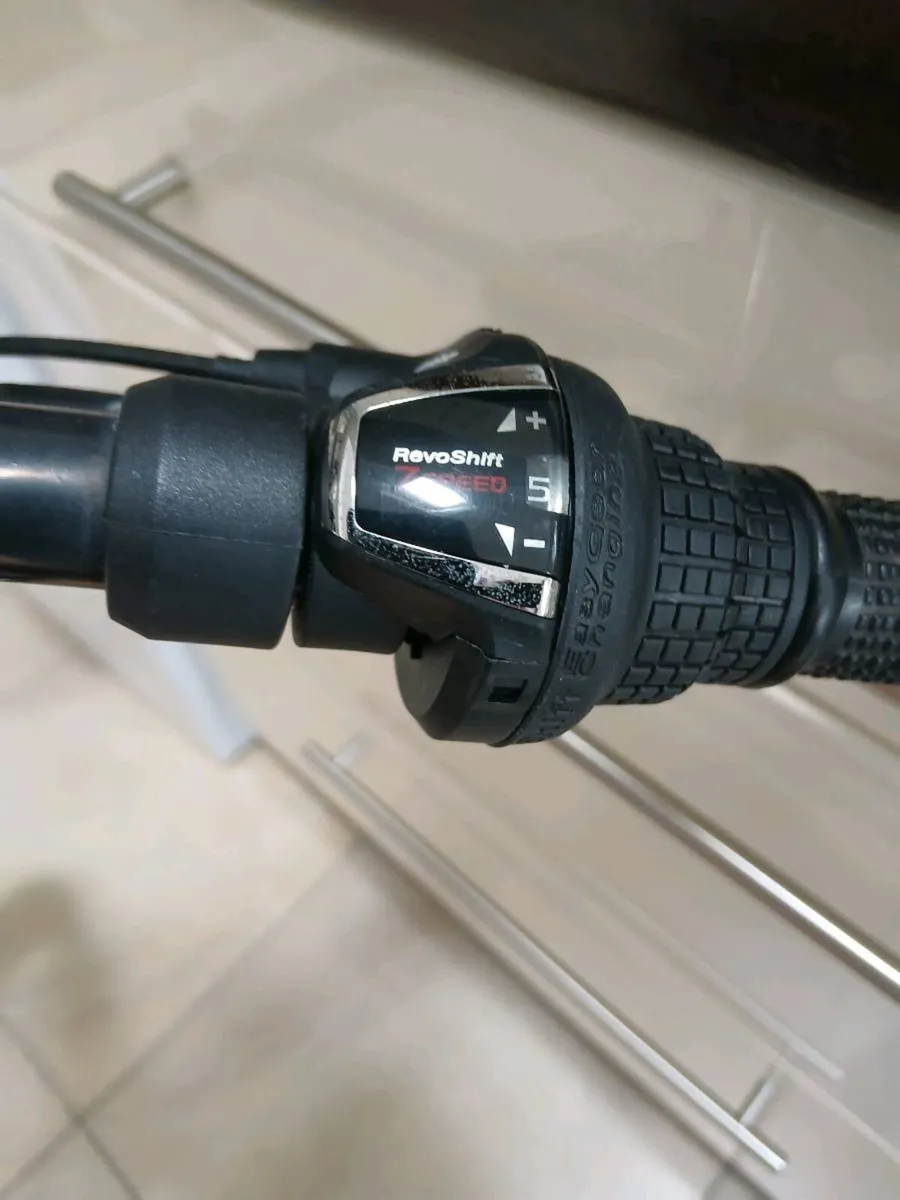 GIRLS MOUNTAIN BIKE 24 INCH WHEELS AS NEW - Image 4