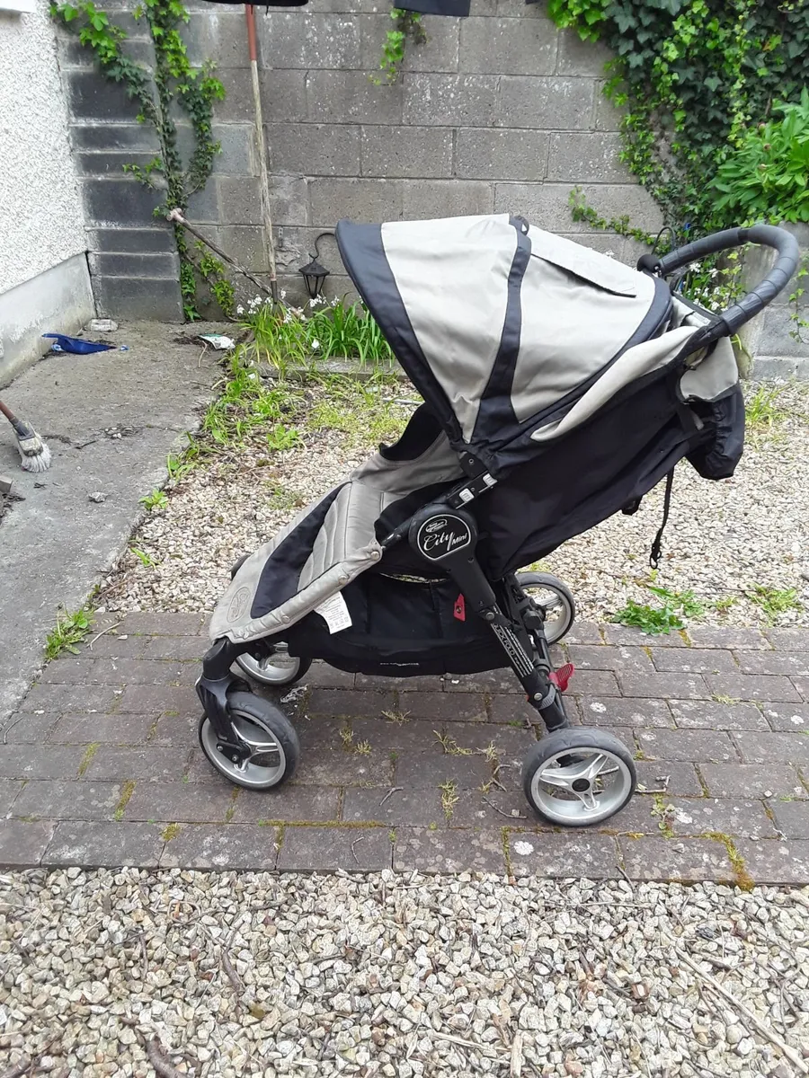 Lovely strong two in one buggy in good condition - Image 1