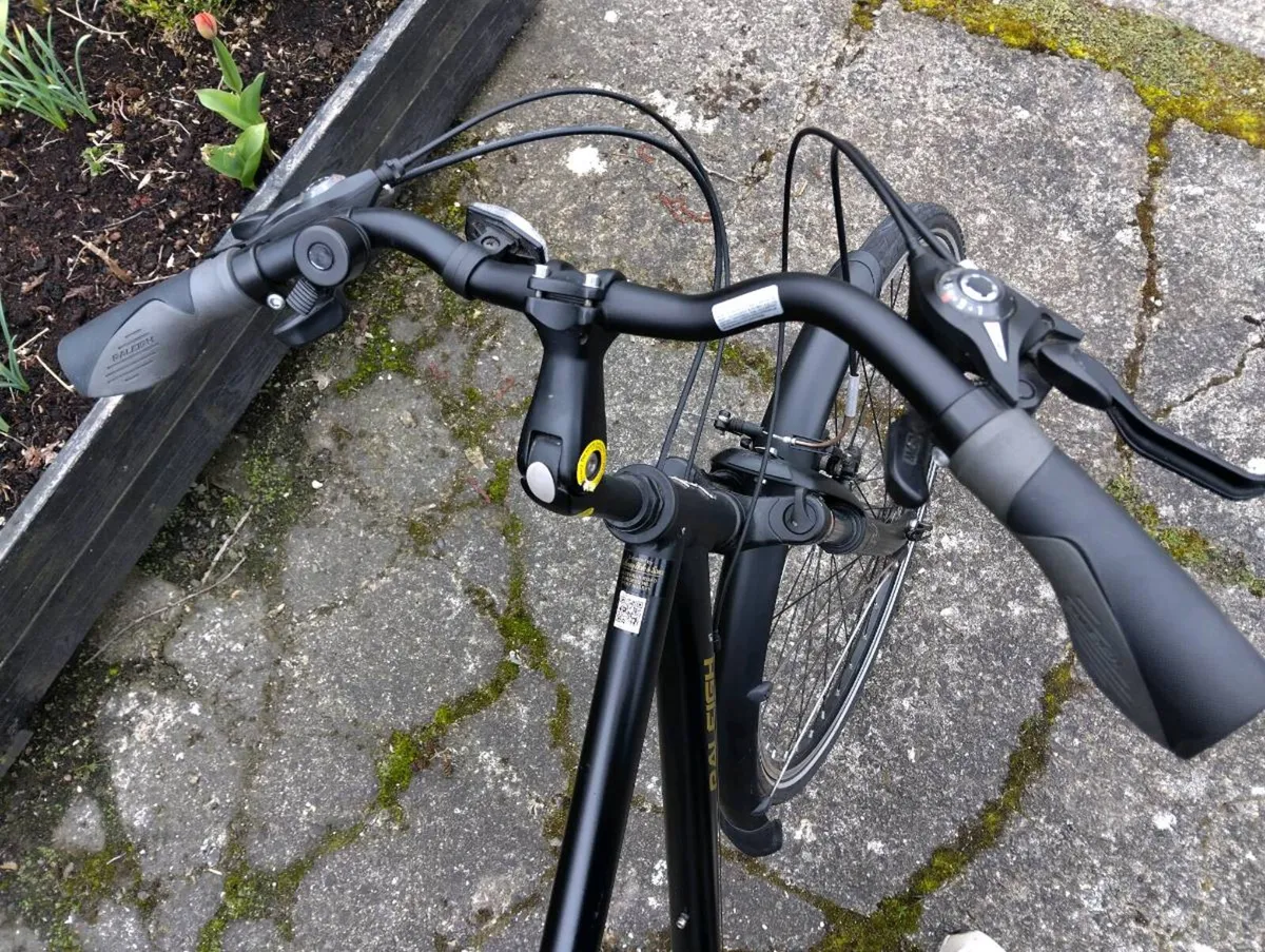 NEW UNUSED Raleigh Pioneer 4 Hybrid Trekking Bike - Image 3