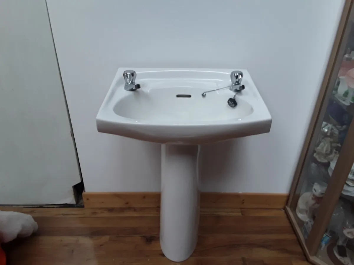 White vintage sink  pedestal taps - Image 3