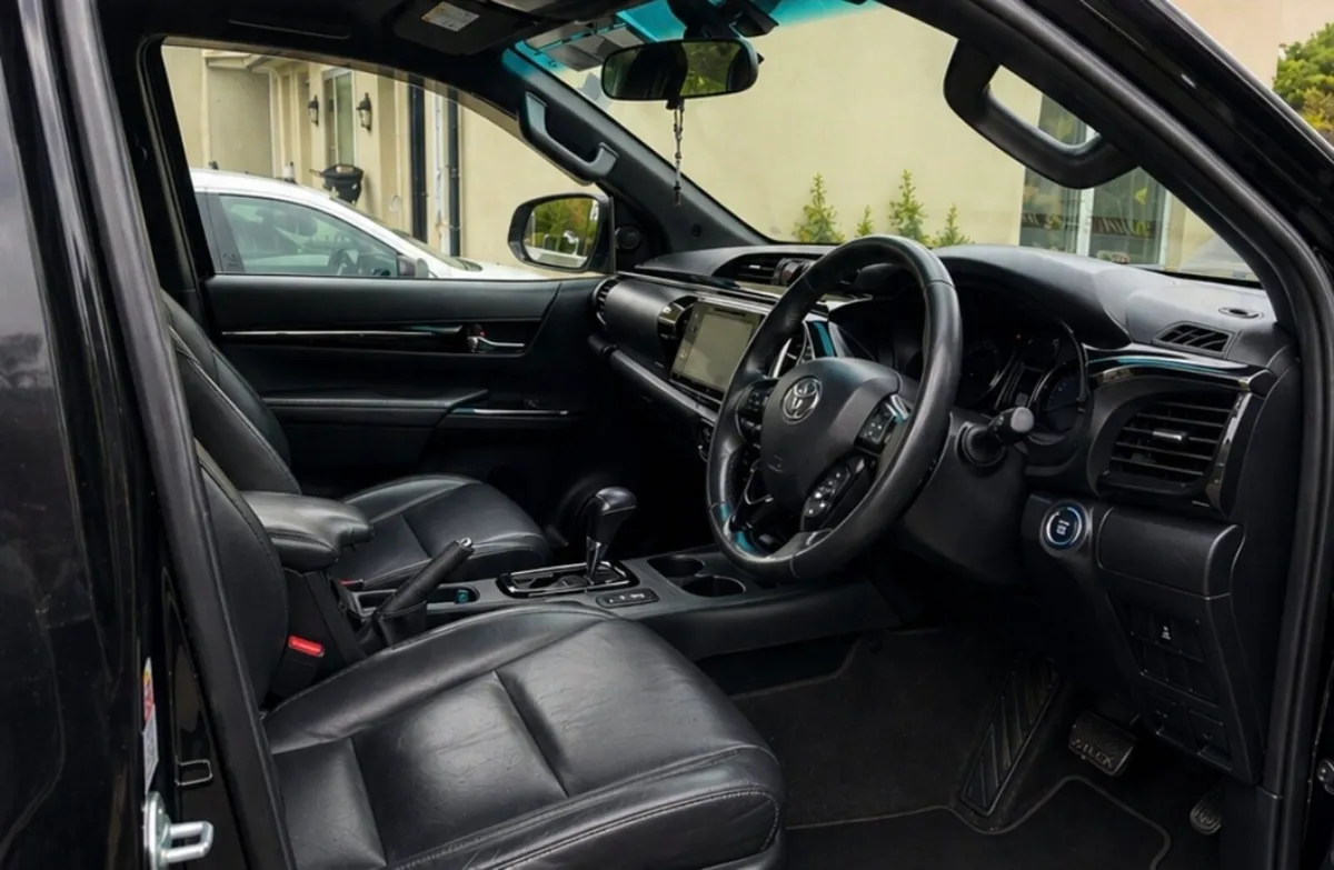 2019 Hilux invincible x - Image 3