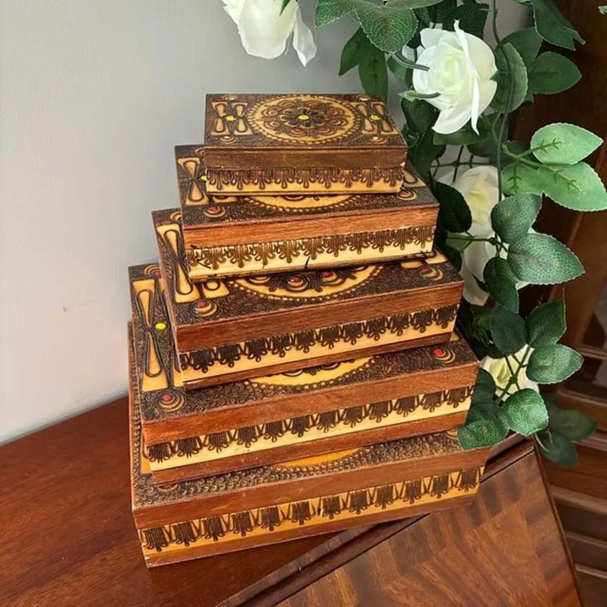 Mid 20th century carved wooden jewellery/trinket b