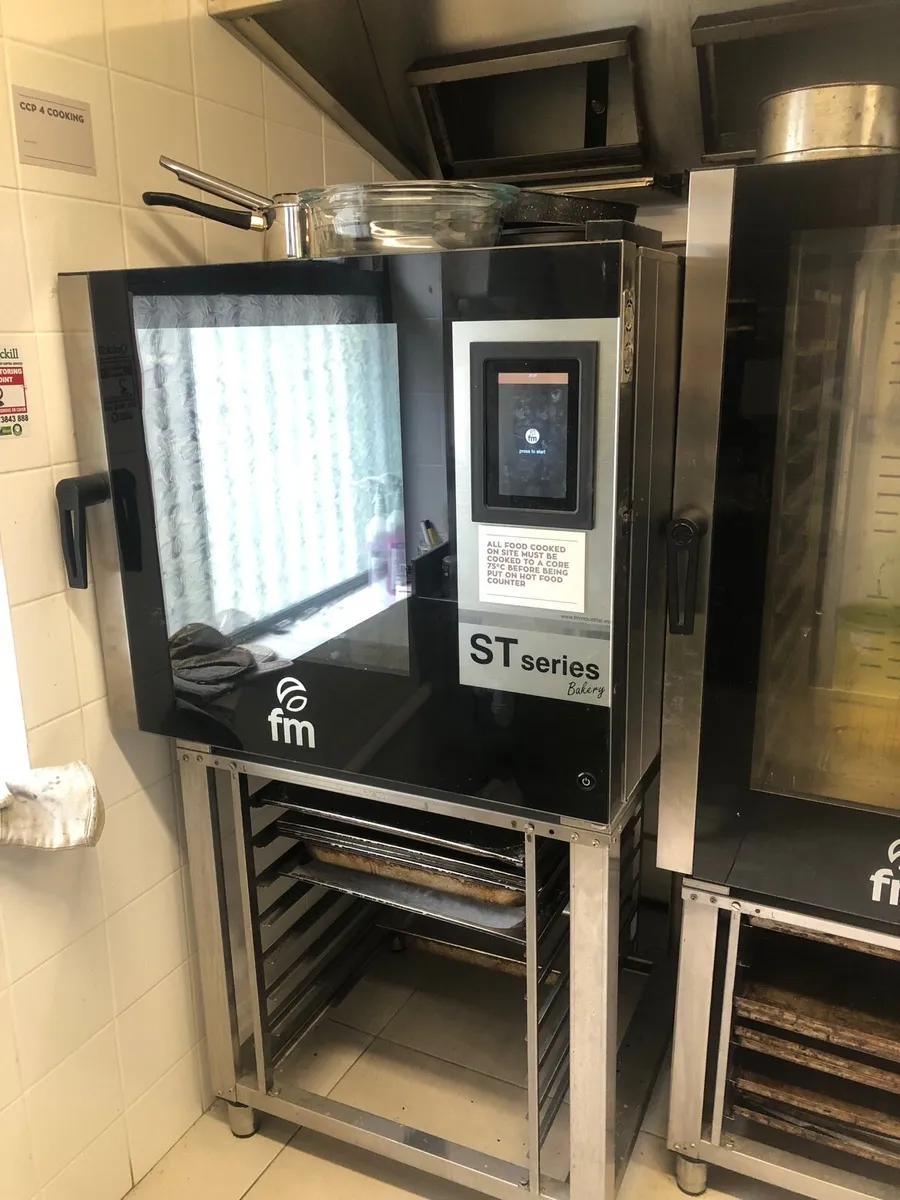 Combi oven with auto wash - Image 1