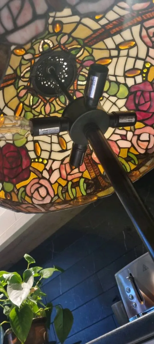 TIFFANY STYLE PROTRUDING ROSES TALL LAMP - Image 4
