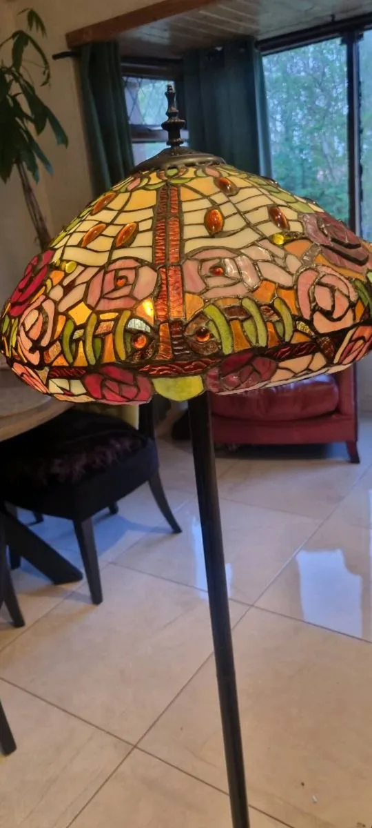 TIFFANY STYLE PROTRUDING ROSES TALL LAMP - Image 2