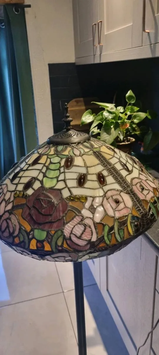 TIFFANY STYLE PROTRUDING ROSES TALL LAMP - Image 3