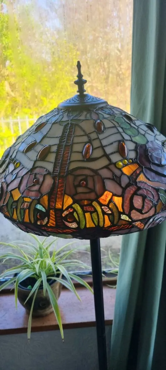 TIFFANY STYLE PROTRUDING ROSES TALL LAMP - Image 1