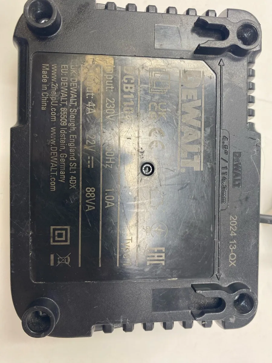 DeWalt battery charger DCB1104 - Image 2