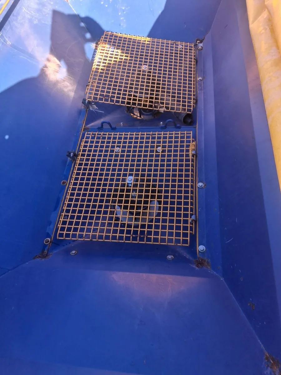 Fertiliser Spreader - Image 2