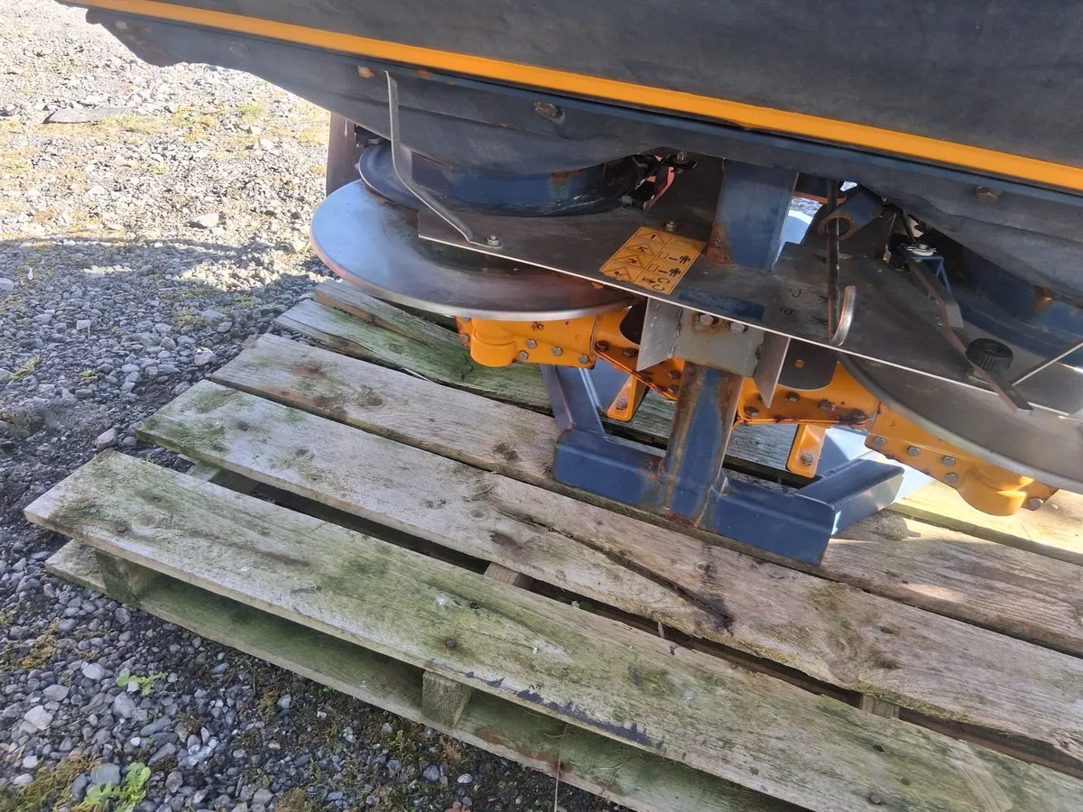 Fertiliser Spreader - Image 4