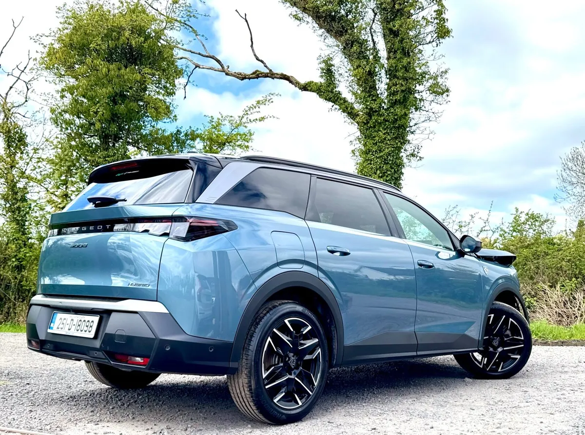 2025 Peugeot 5008 GT Hybrid - Image 2
