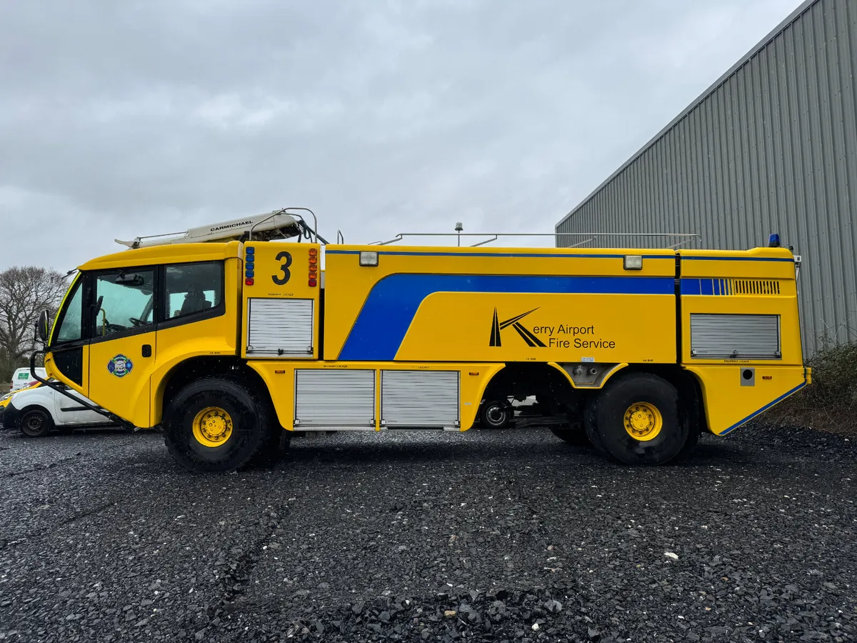 BID ONLINE NOW -  2009 CARMICHAEL 6X6 FIRE TENDER - Image 2